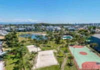 Vista aérea da área de lazer e esportes do condomínio — Atlântida Ilhas Park