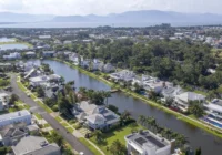 Vista aérea do condomínio Atlântida Ilhas Park com canais e casas