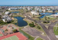 Vista aérea de condomínio fechado com lagos e quadras esportivas — Condomínio Enseada Lagos