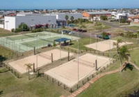 Vista aérea das quadras esportivas e de areia do condomínio — Condomínio Enseada Lagos