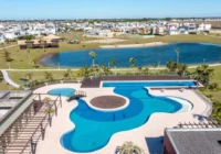Vista aérea da piscina e lago no Condomínio Riviera