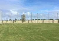 Campo de futebol gramado do Condomínio Riviera