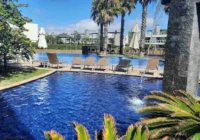 Área de lazer com piscinas e espreguiçadeiras no condomínio — Condomínio Rossi Atlântida