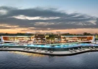 Área de lazer com piscina sobre o lago ao entardecer — Condomínio Royal Lake