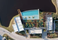 Vista aérea da área de lazer com piscina do condomínio — Condomínio Sunset