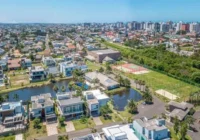 Vista aérea do condomínio com lago e quadras esportivas — Condomínio Villaggio Atlântida