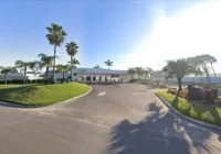 Entrada principal e portaria do condomínio fechado — Malibu Beach Residence