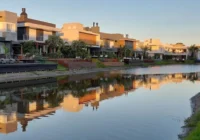 Casas de luxo com lago artificial no condomínio Malibu Beach Residence