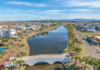 Vista aérea do condomínio Quintas do Lago com ponte e canal