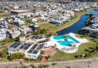 Vista aérea da infraestrutura de lazer do condomínio com piscina e lago — Sea Coast Beach Village