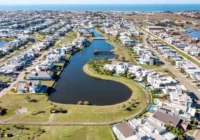 Vista aérea do condomínio com lago central — Sea Coast Beach Village
