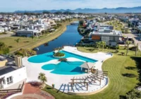 Vista aérea da piscina e área de lazer do condomínio — Sea Coast Beach Village