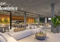 Amplo salão de festas decorado com sofás e mesas — DUO Nautic Life Club